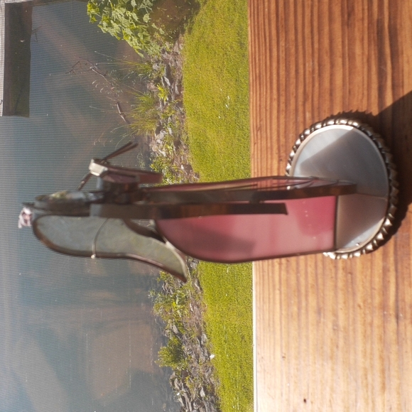 Free standing pink stainglass angel with porcelain roses. - Picture 4 of 6